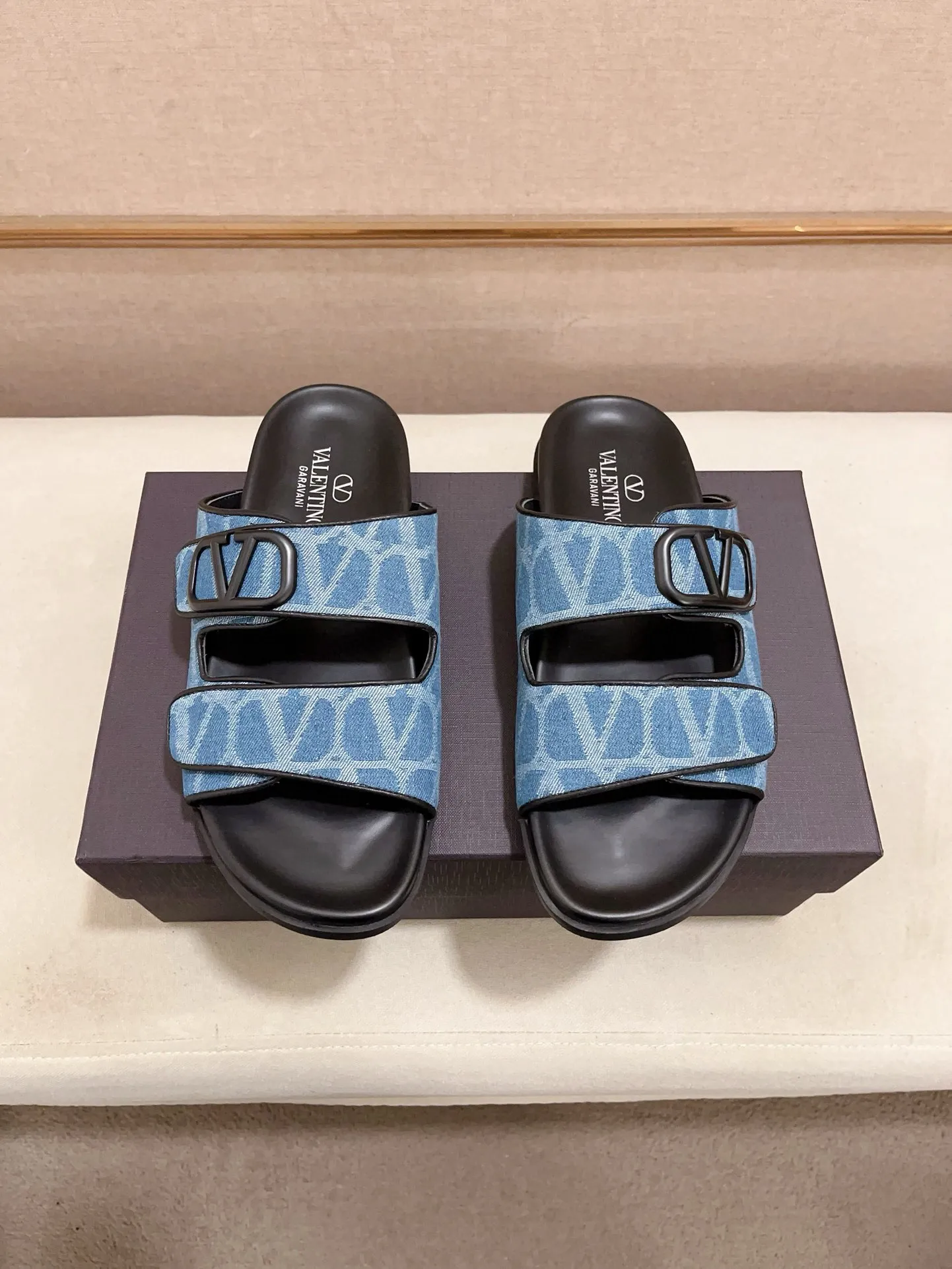 Men's shoes💰: 440💰[Valentino] New men's boutique slippers, counter quality, classic plaid, the actual workmanship is quite complex🔰The uppers are made of imported fabrics➕🐑Sheepskin lining, which tests the craftsman's craftsmanship➕original PU outsole. Size: 38-44 (45 can be customized, non-refundable)